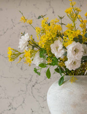 Composition florale artificielle – Eucalyptus, Mimosa jaune et Dahlia blanc