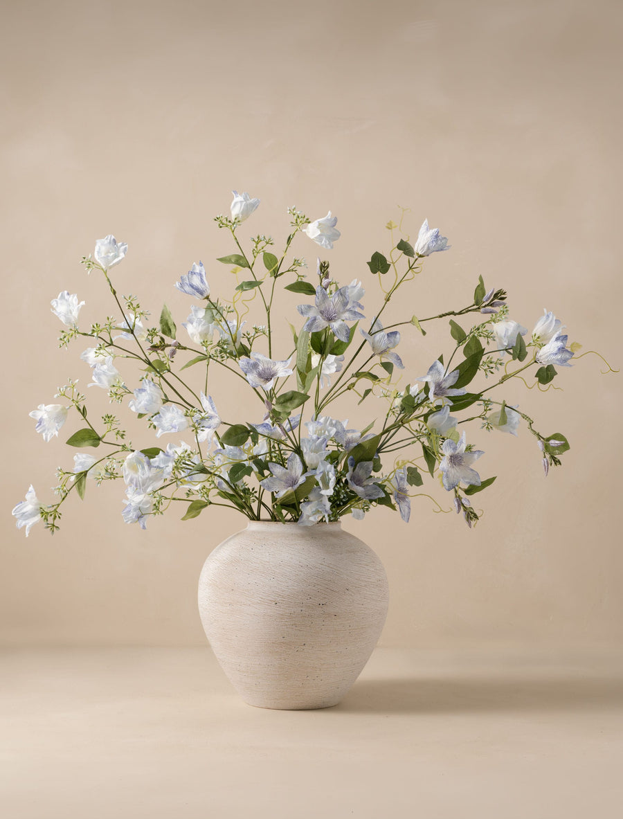 Composition florale artificielle - Cloche et clématite bleue