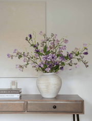 Composition florale artificielle – Campanules et clématites violettes