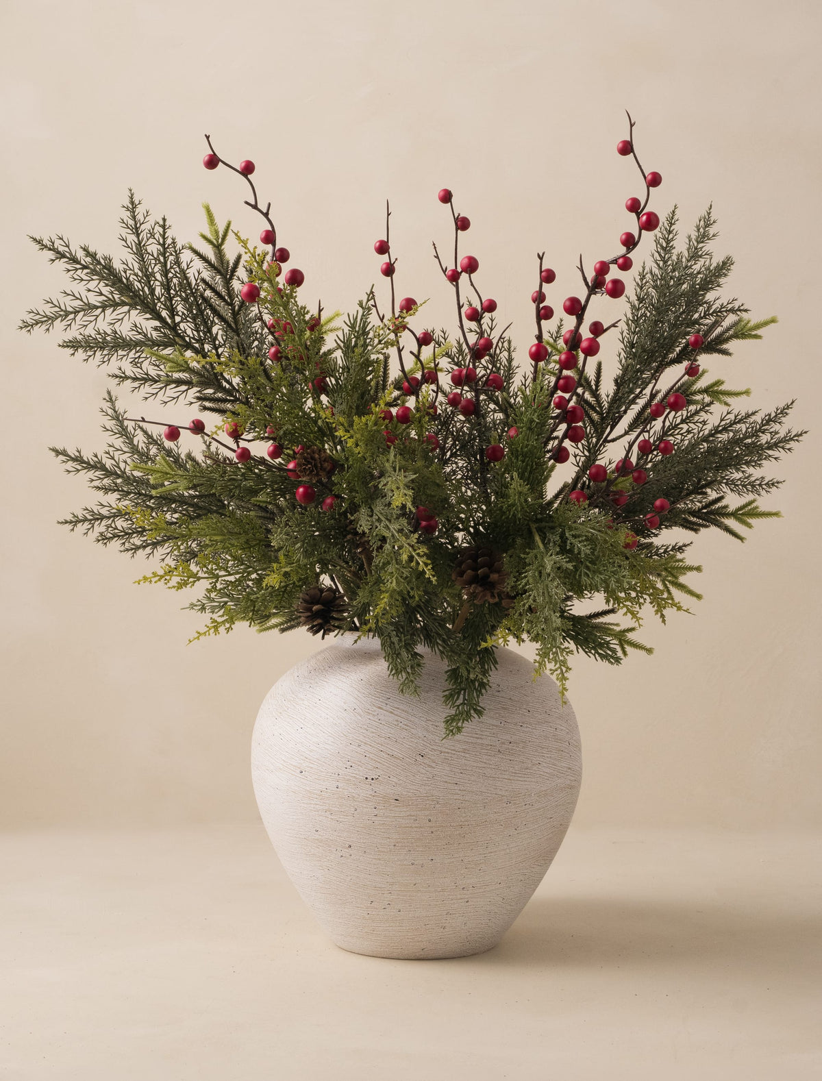 Composition florale artificielle – Fougère d'hiver et baies rouges