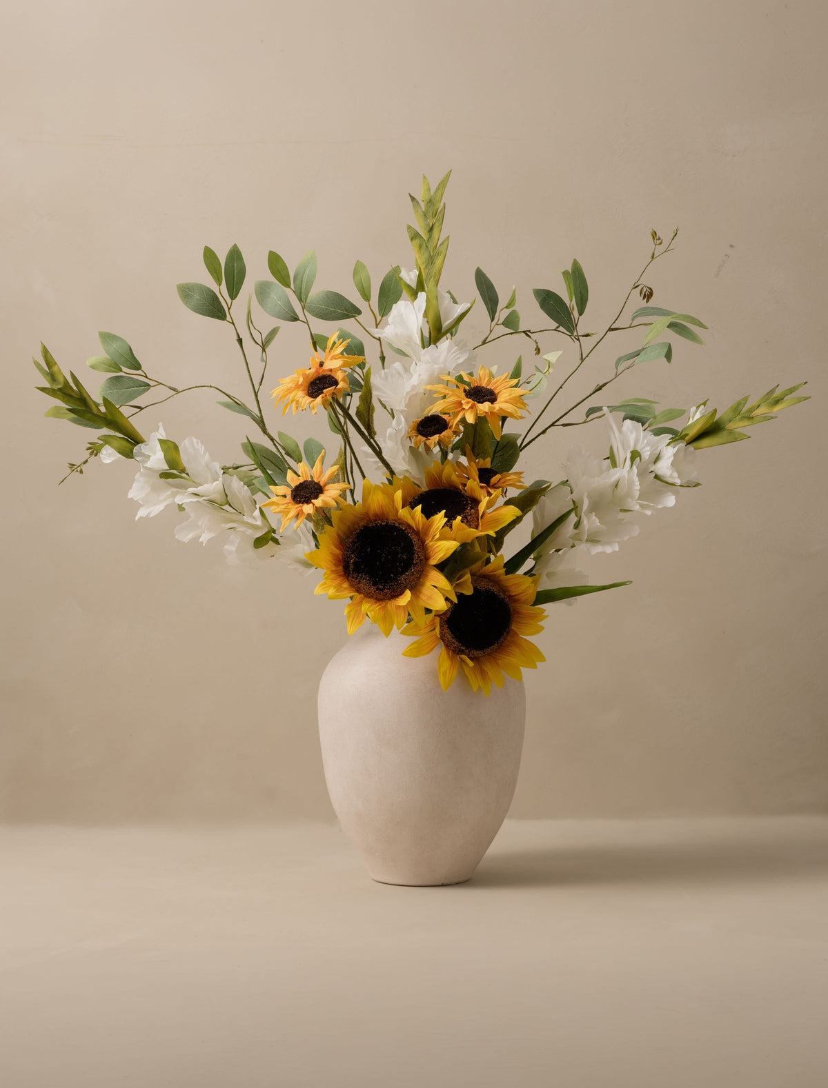 Composition florale artificielle – Tournesol et glaïeul blanc