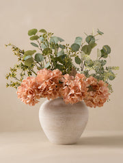 Composition florale artificielle – Eucalyptus et hortensia abricot
