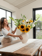 Composition florale artificielle – Tournesol et glaïeul blanc