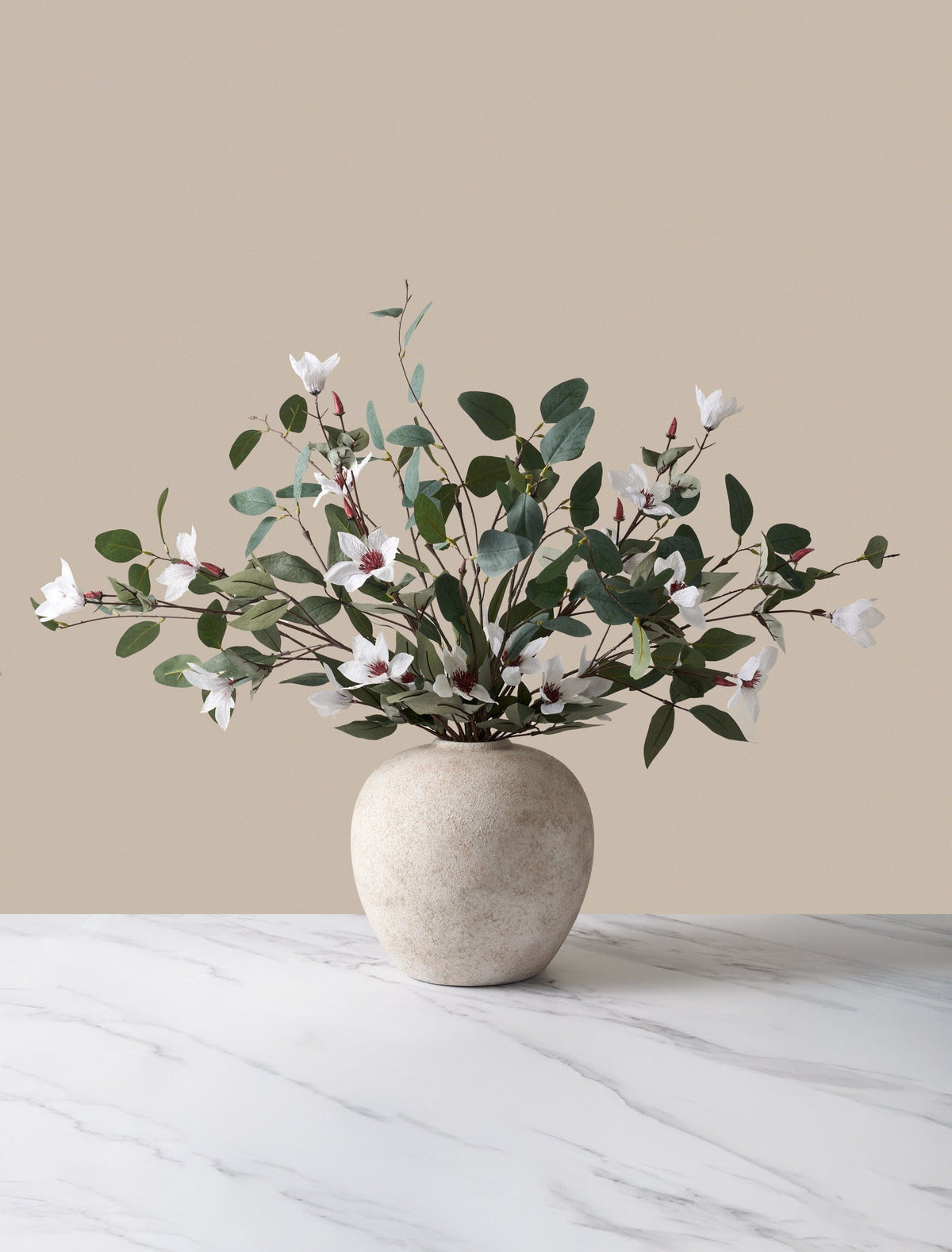 Composition florale artificielle – Eucalyptus et Magnolia blanc