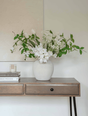 Composition florale artificielle – Tulipe et Agapanthe blanche