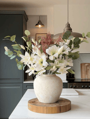 Composition florale artificielle – Lys blanc et eucalyptus