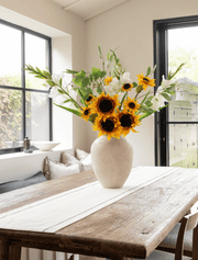 Composition florale artificielle – Tournesol et glaïeul blanc