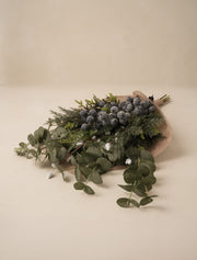 Composition florale artificielle – Baies bleues et saule