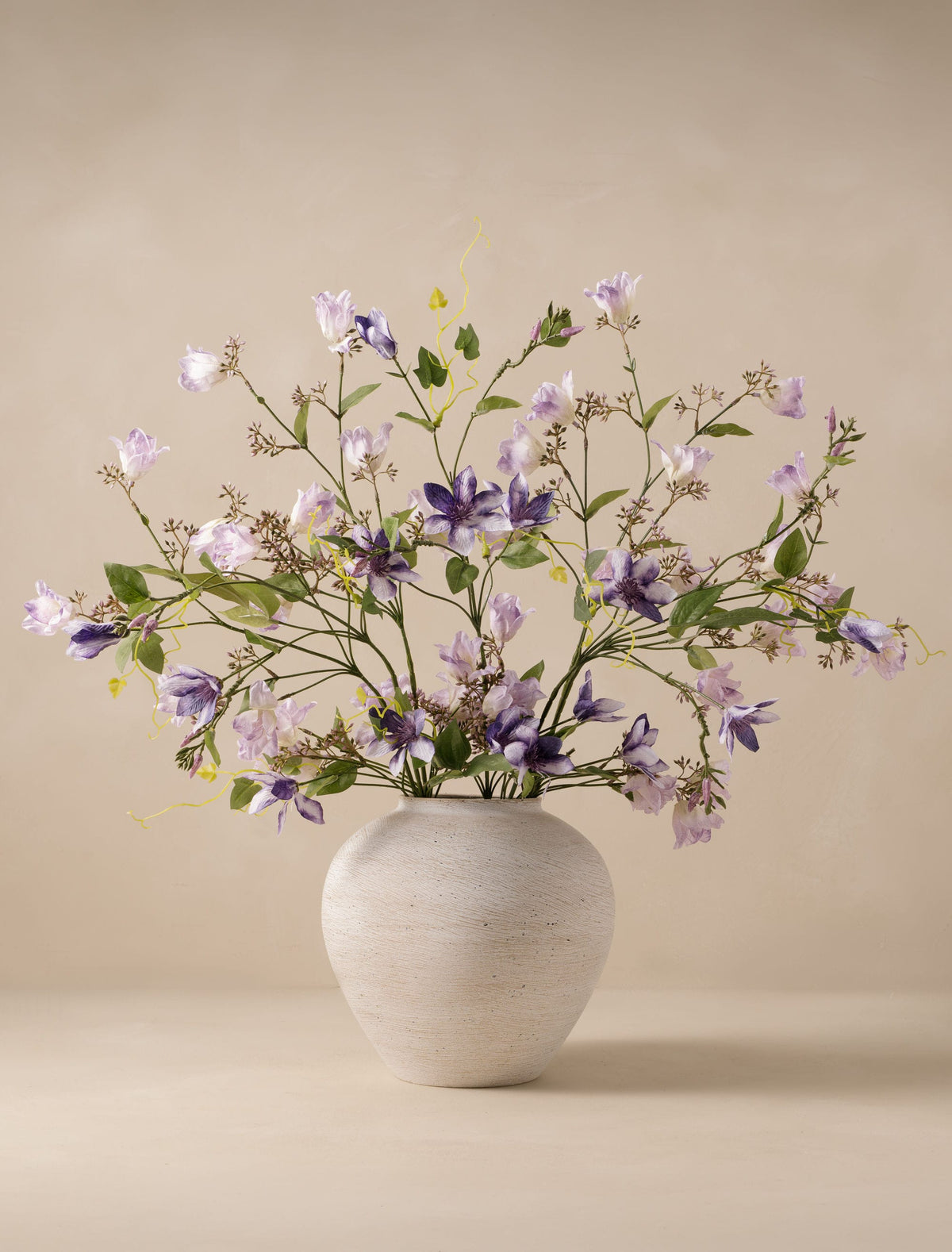 Composition florale artificielle – Campanules et clématites violettes