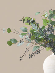 Composition florale artificielle – Eucalyptus et Baies Bleues