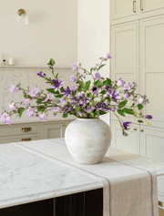Composition florale artificielle – Campanules et clématites violettes