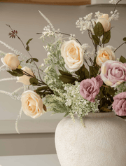 Composition florale artificielle – Roses rose poudré