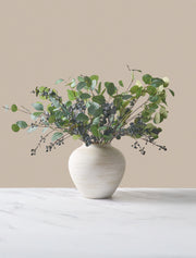 Composition florale artificielle – Eucalyptus et Baies Bleues