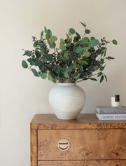 Composition florale artificielle – Eucalyptus et Baies Bleues