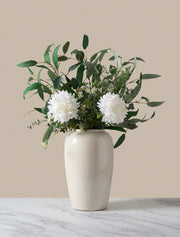 Composition florale artificielle – Dahlia blanc et feuillage vert