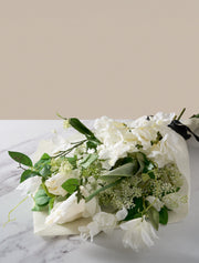 Composition florale artificielle – Tulipe et Agapanthe blanche