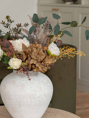 Composition florale artificielle – Eucalyptus vert et gerbe bordeaux