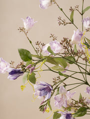 Composition florale artificielle – Campanules et clématites violettes