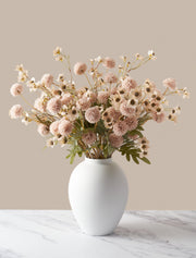 Composition florale artificielle – Fleurs de cire crème