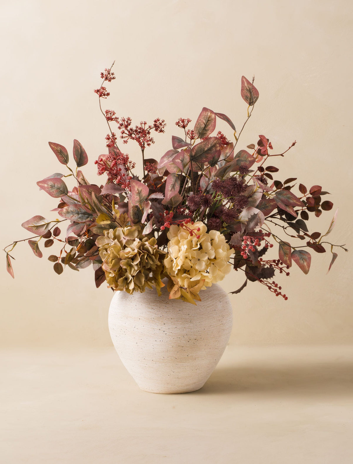 Composition florale artificielle – Baies et hortensias bordeaux