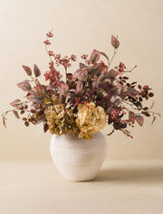 Composition florale artificielle – Baies et hortensias bordeaux