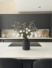 Künstliches Blumenarrangement – Weiß & Grün