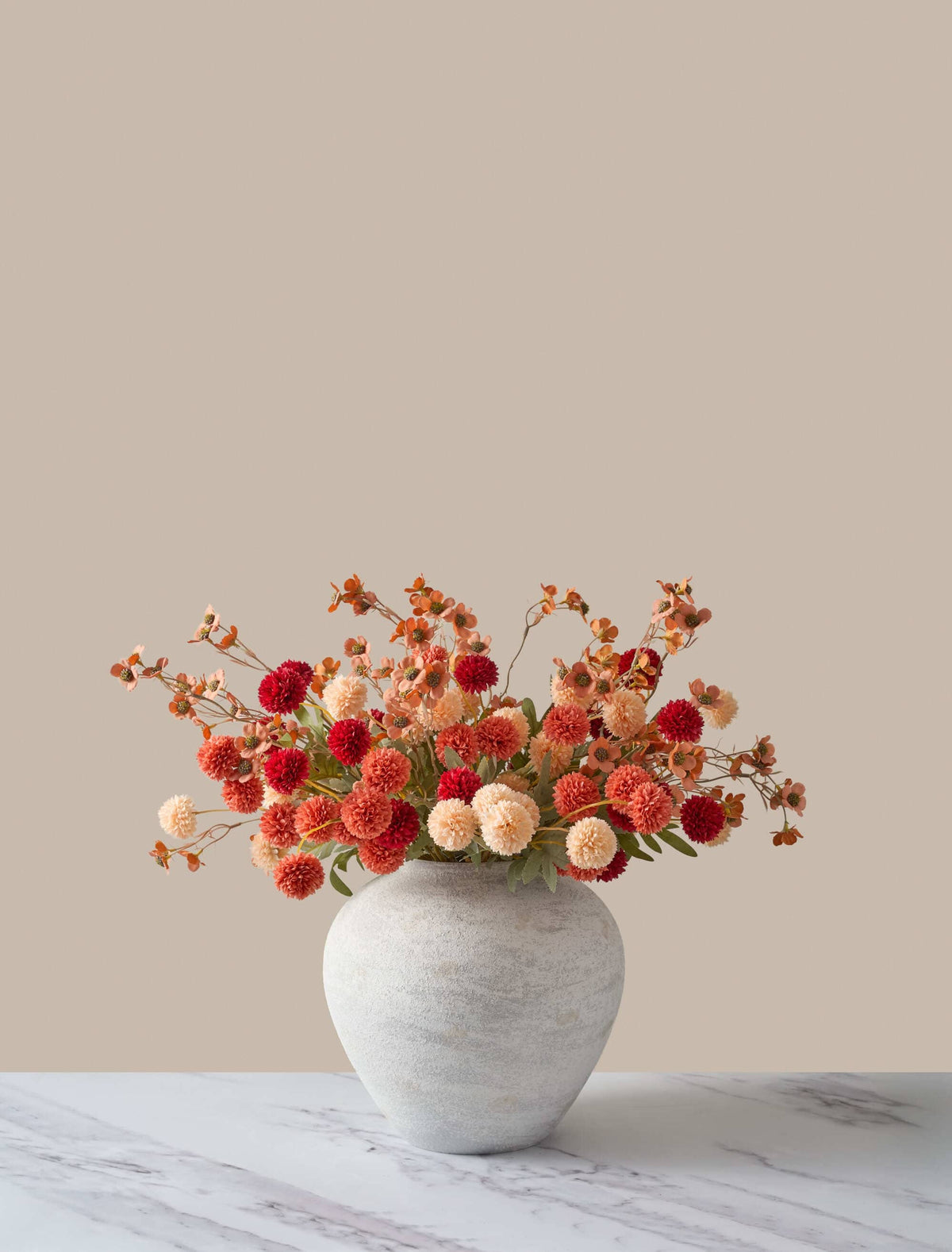 Composition florale artificielle – Chrysanthèmes Kiku et fleurs de cire