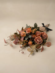 Composition florale artificielle – Roses orange et feuillage safran
