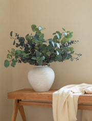 Composition florale artificielle – Eucalyptus et Baies Bleues