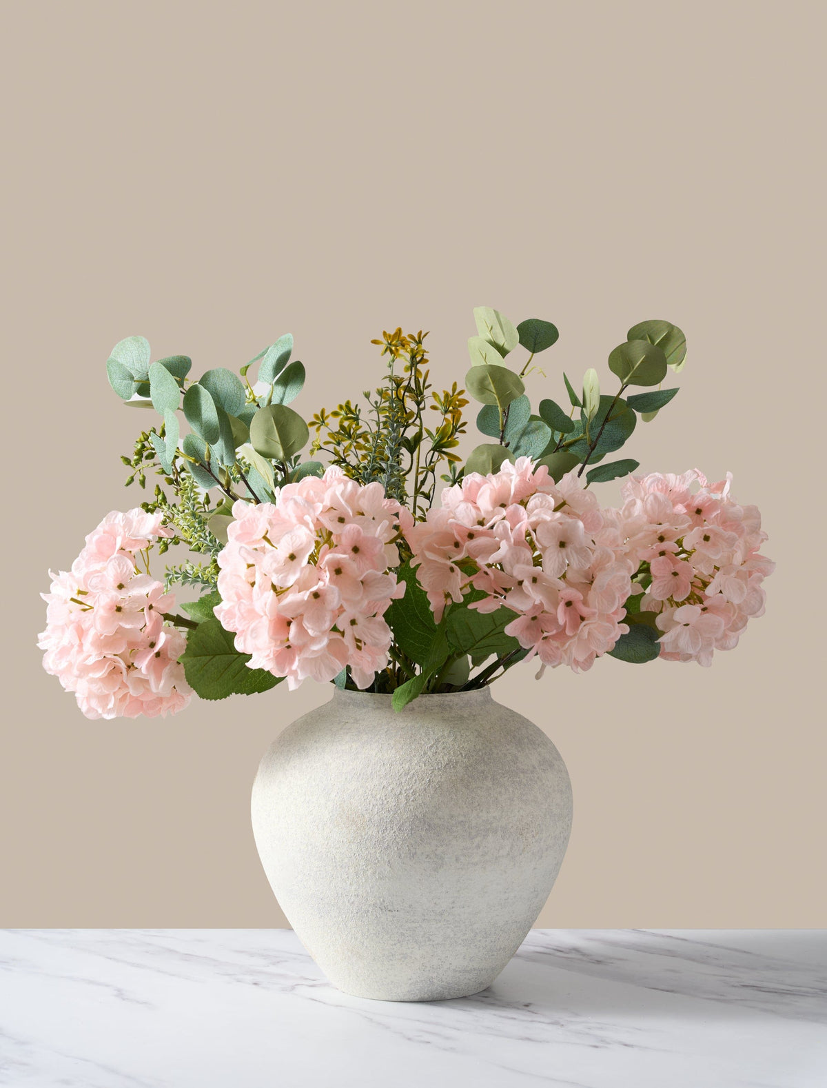 Künstliches Blumenarrangement – Eukalyptus & rosa Hortensie