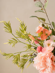 Composition florale artificielle – Coquelicot pêche et pivoine