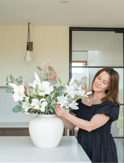 Composition florale artificielle – Lys blanc et eucalyptus
