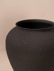Maceta grande de hierro Etta – Negro