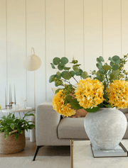 Composition florale artificielle – Eucalyptus et hortensia jaune
