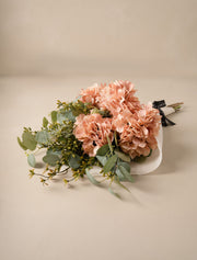 Composition florale artificielle – Eucalyptus et hortensia abricot